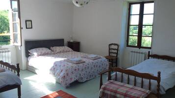 3 chambres, bureau, fer et planche à repasser, Wi-Fi gratuit