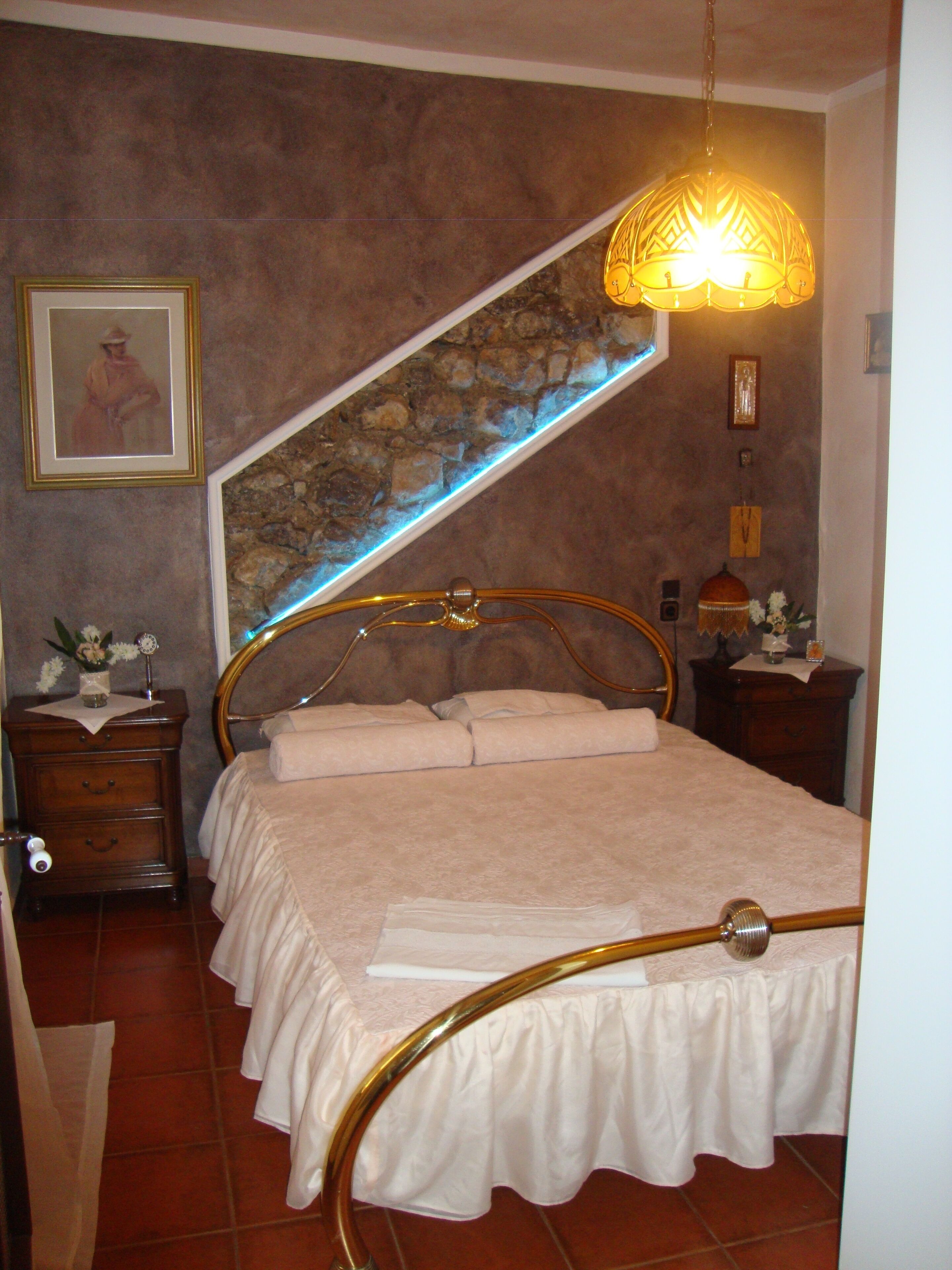 To καταλυμα ονομαζετε STONE HOUSE και μπορει καποιος να το επισκεφτει μεσω