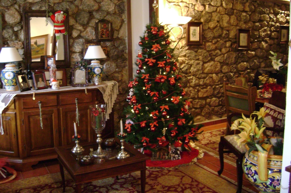 To καταλυμα ονομαζετε STONE HOUSE και μπορει καποιος να το επισκεφτει μεσω