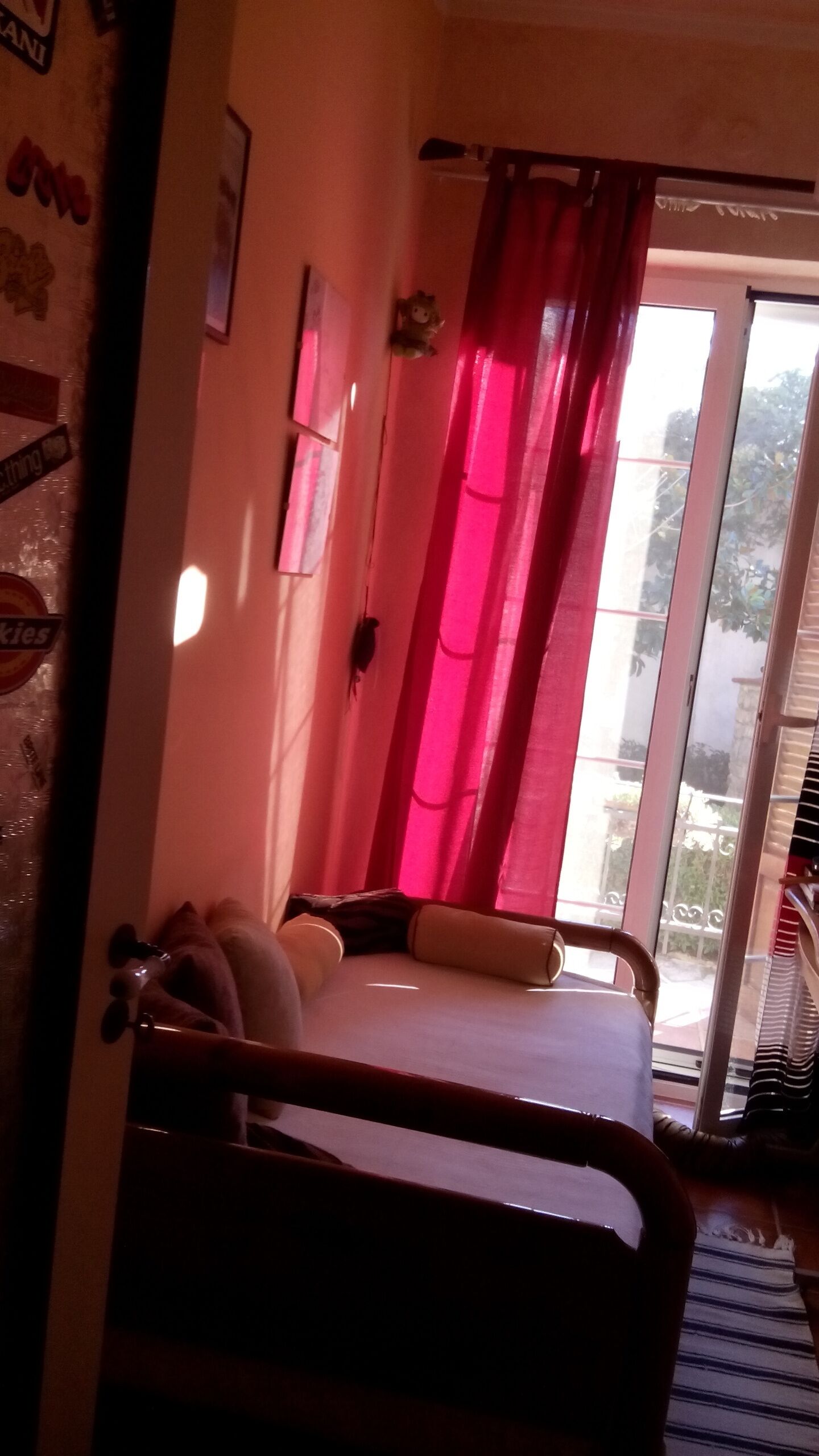 To καταλυμα ονομαζετε STONE HOUSE και μπορει καποιος να το επισκεφτει μεσω