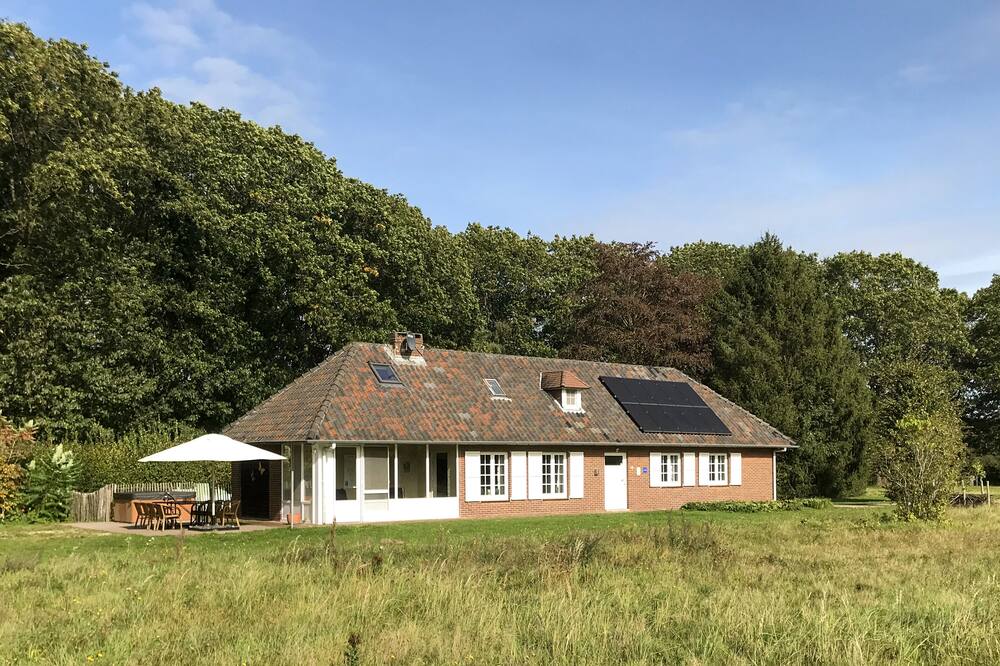 Unique holiday home for 8 people in a Limburg nature reserve