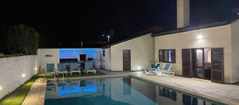 Villa met zwembad en tuin