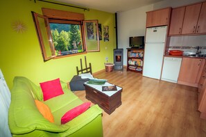 Smart-TV, Kamin, DVD-Player, Bücher