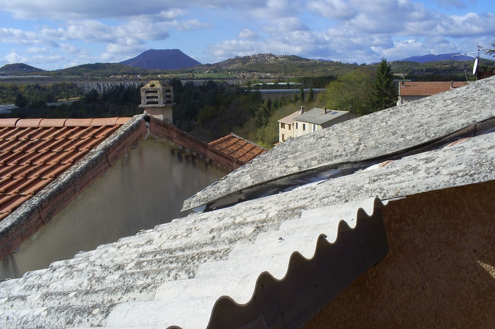 Small house in center of Theze, with supurb views of the Durance river valley,