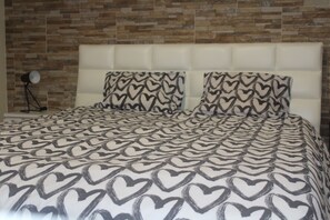 2 Schlafzimmer, Schreibtisch, Bügeleisen/Bügelbrett, WLAN