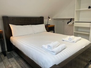 1 غرفة نوم ومكواة/لوح كي وملاءات أسرّة