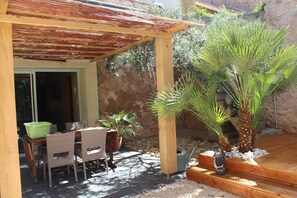 Outdoor dining - Lovely Period Home In a village in The Heart Of The Languedoc region (Puisserguier)