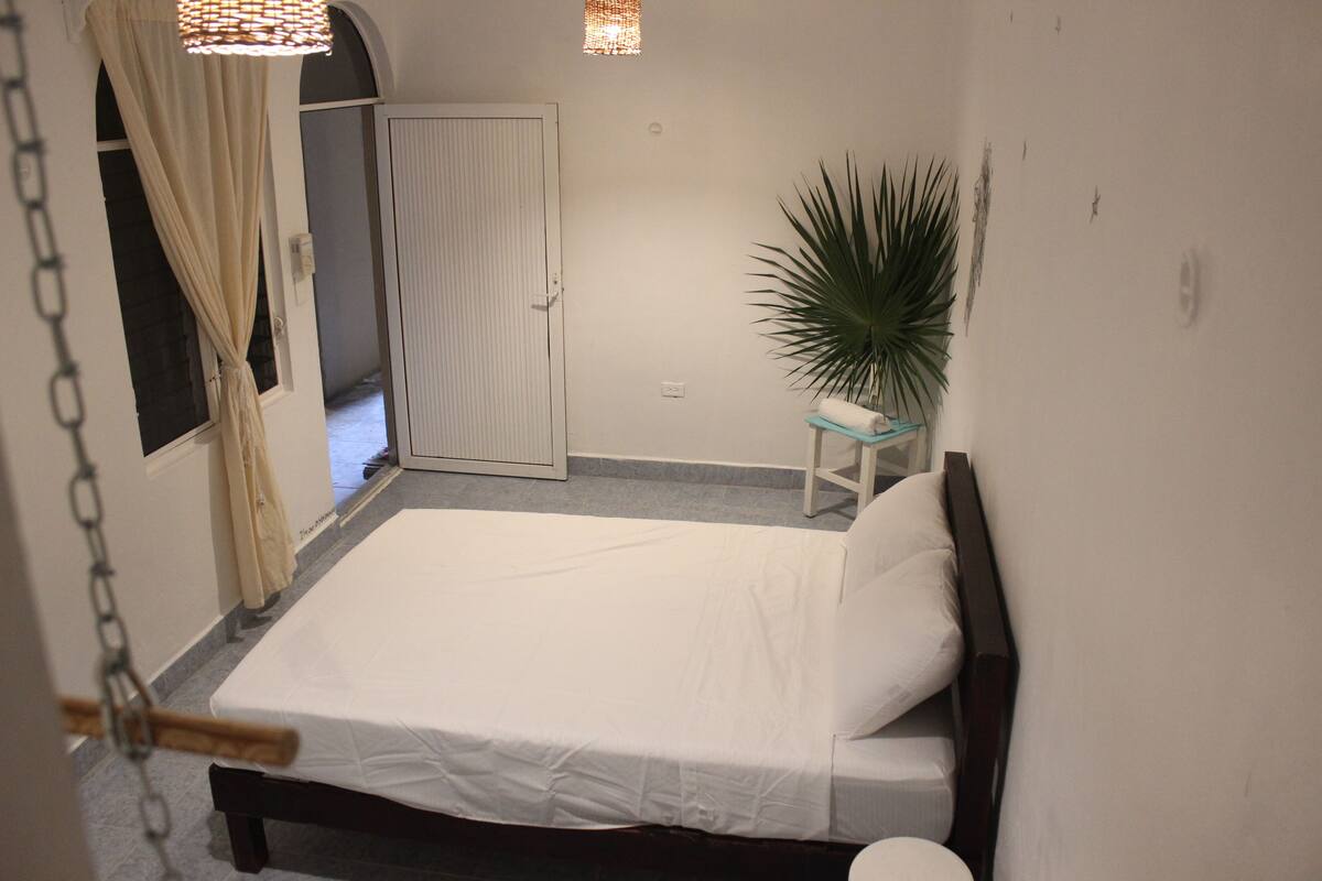 Ropa de cama de alta calidad y escritorio