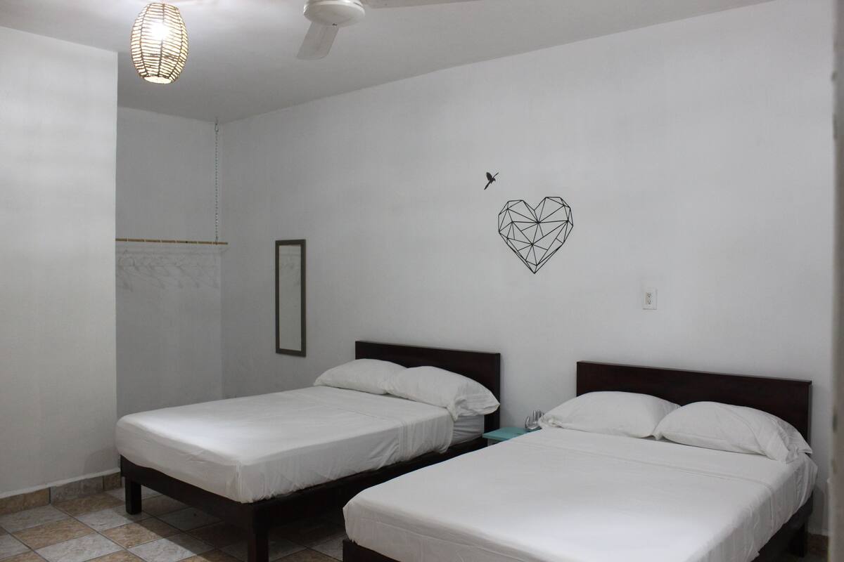 Ropa de cama de alta calidad y escritorio