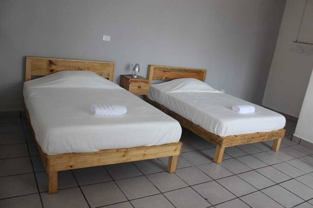 Ropa de cama de alta calidad y escritorio