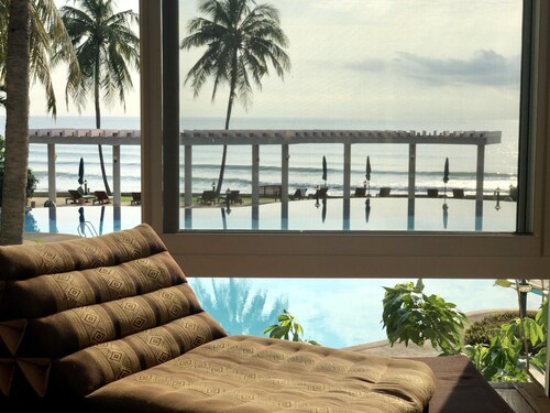 Beach Front Condo with Spectacular Ocean