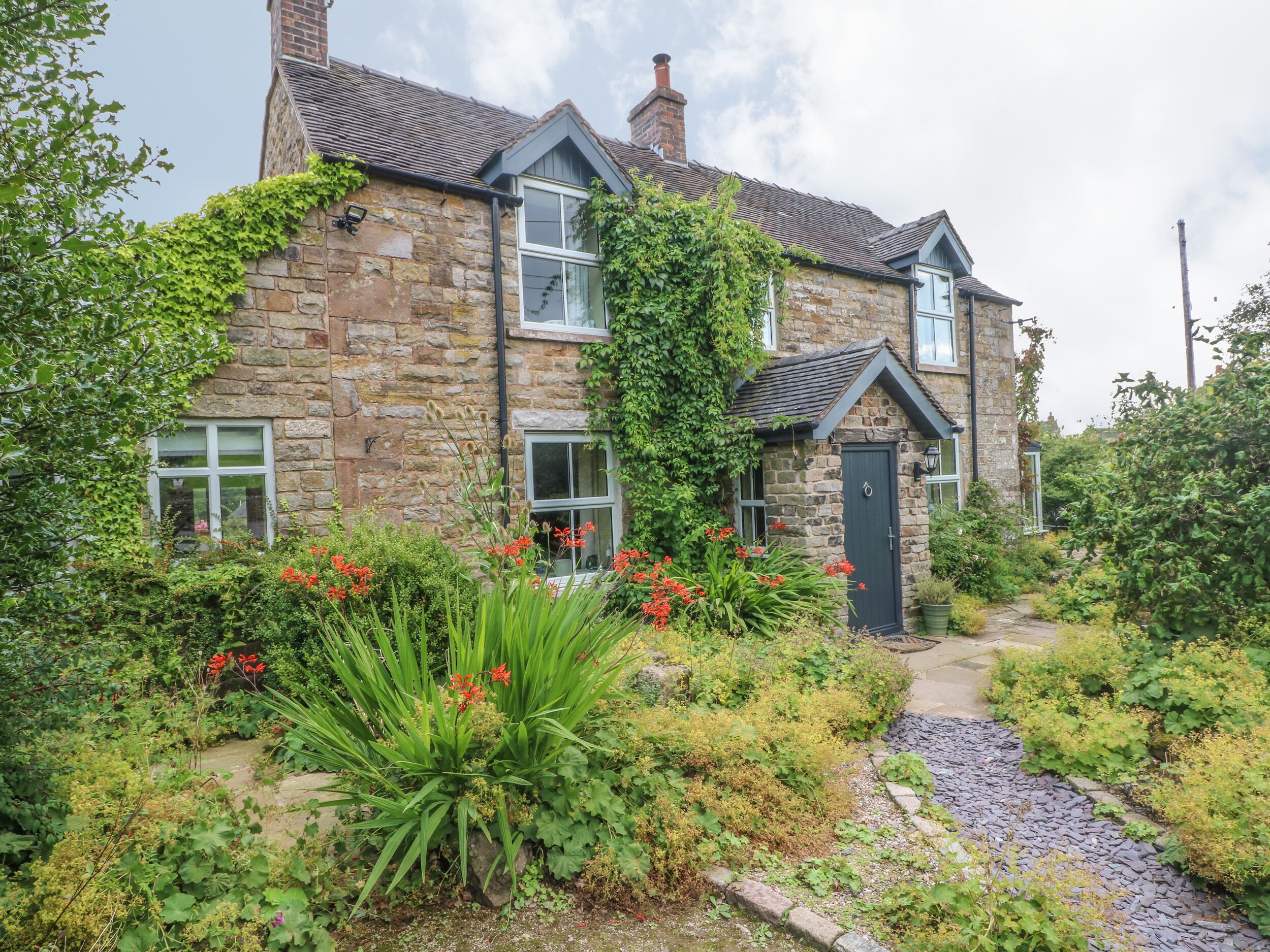 BEECH HOUSE, family friendly, with open fire in Leek