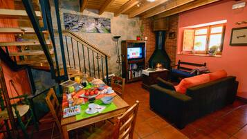 Een smart-tv, een open haard, een dvd-speler en boeken