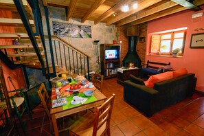 Smart TV, chimenea, reproductor de DVD y libros 