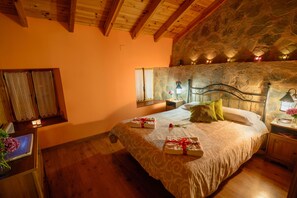 2 bedrooms, in-room safe, iron/ironing board, travel crib - Rural House in the Mountain of León (Benllera)