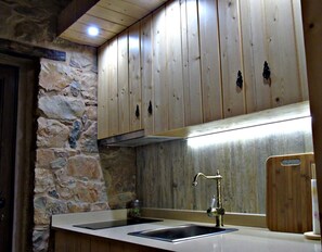 Réfrigérateur, four à micro-ondes, un four, surface de cuisson