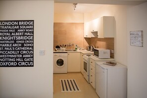 Fridge, microwave, oven, stovetop - Paphos Love Shack Apartment is a cosy apartment in the heart of Kato Paphos (Paphos)