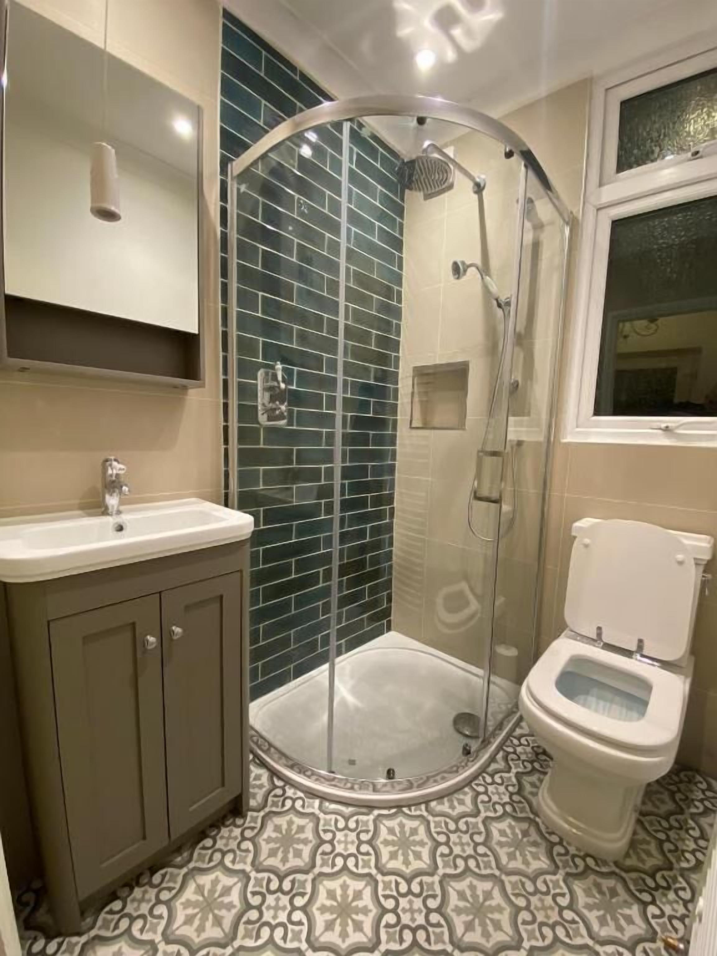 Combined shower/bathtub, hair dryer, towels