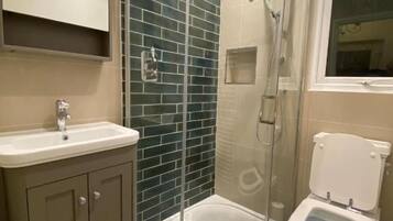 Combined shower/bathtub, hair dryer, towels