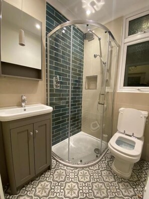 Combined shower/bathtub, hair dryer, towels - Bikki Apartments, Bikki Apartments (Harrow)