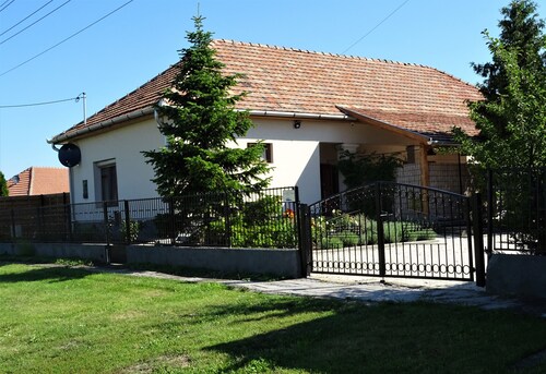 Family-friendly house with pool, jacuzzi and bikes for 5 people + 1 baby
