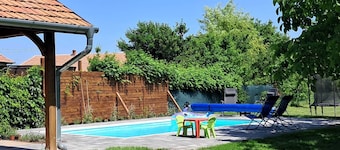 Family-friendly house with pool, jacuzzi and bikes for 5 people + 1 baby