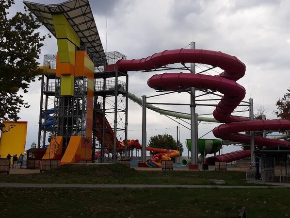 Un parque acuático con una gran estructura de toboganes de agua de varios niveles.