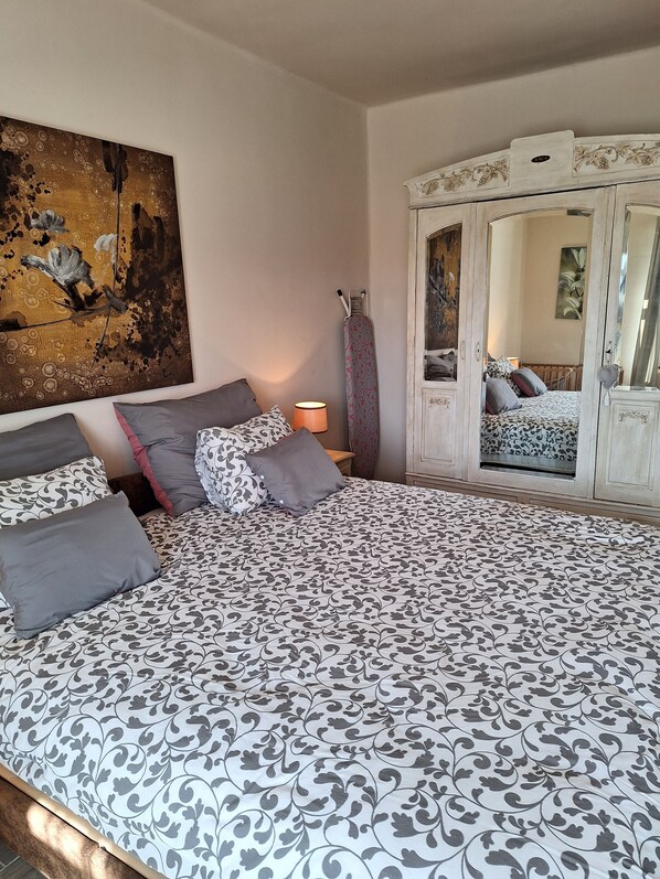 2 bedrooms, in-room safe, iron/ironing board, free WiFi