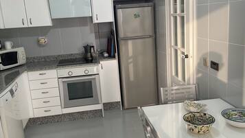 Een oven, een kookplaat, een vaatwasser