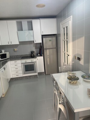 Forn, placa de cuina i rentaplats 