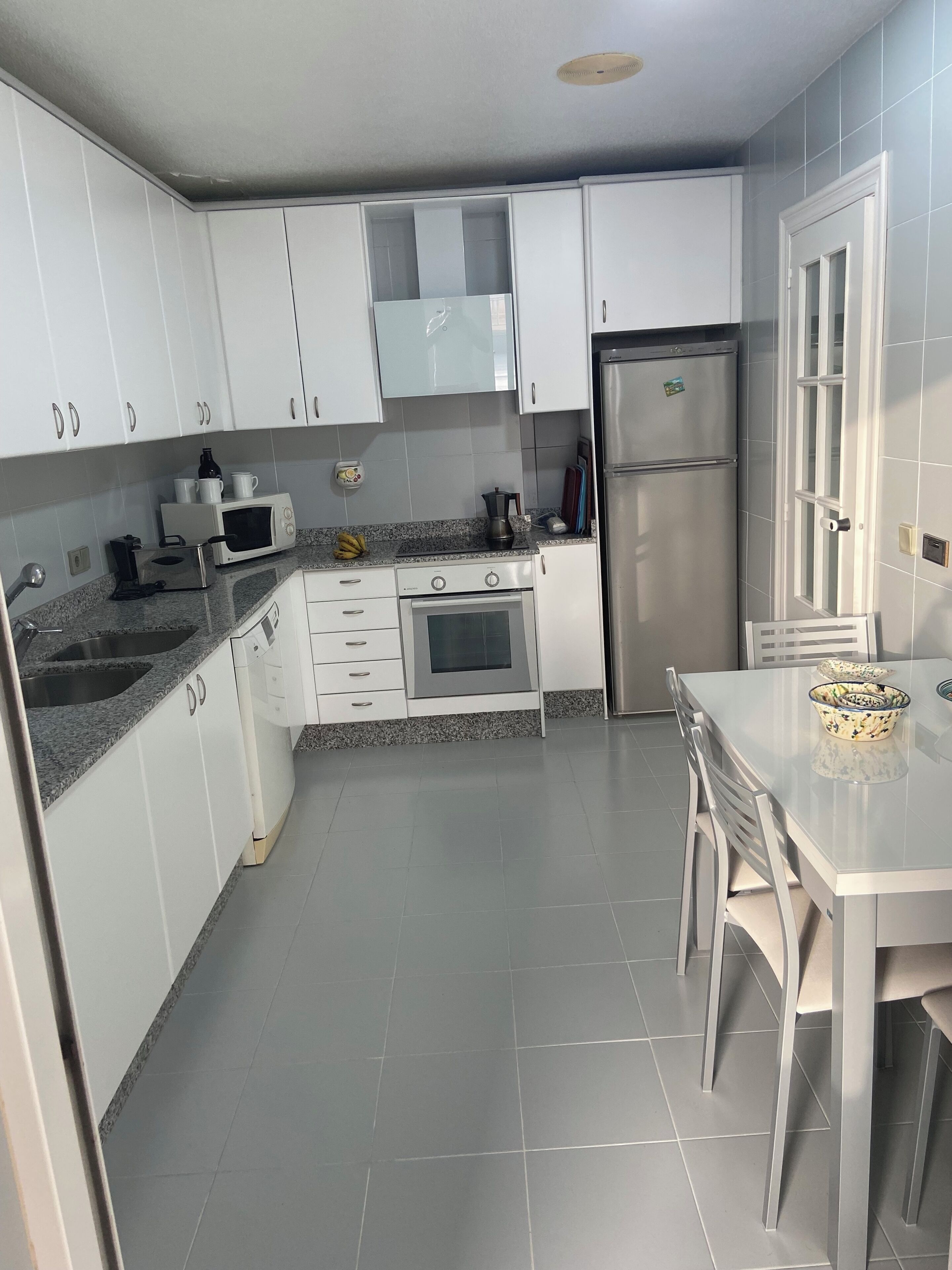 Een oven, een kookplaat, een vaatwasser