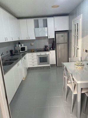 Een oven, een kookplaat, een vaatwasser