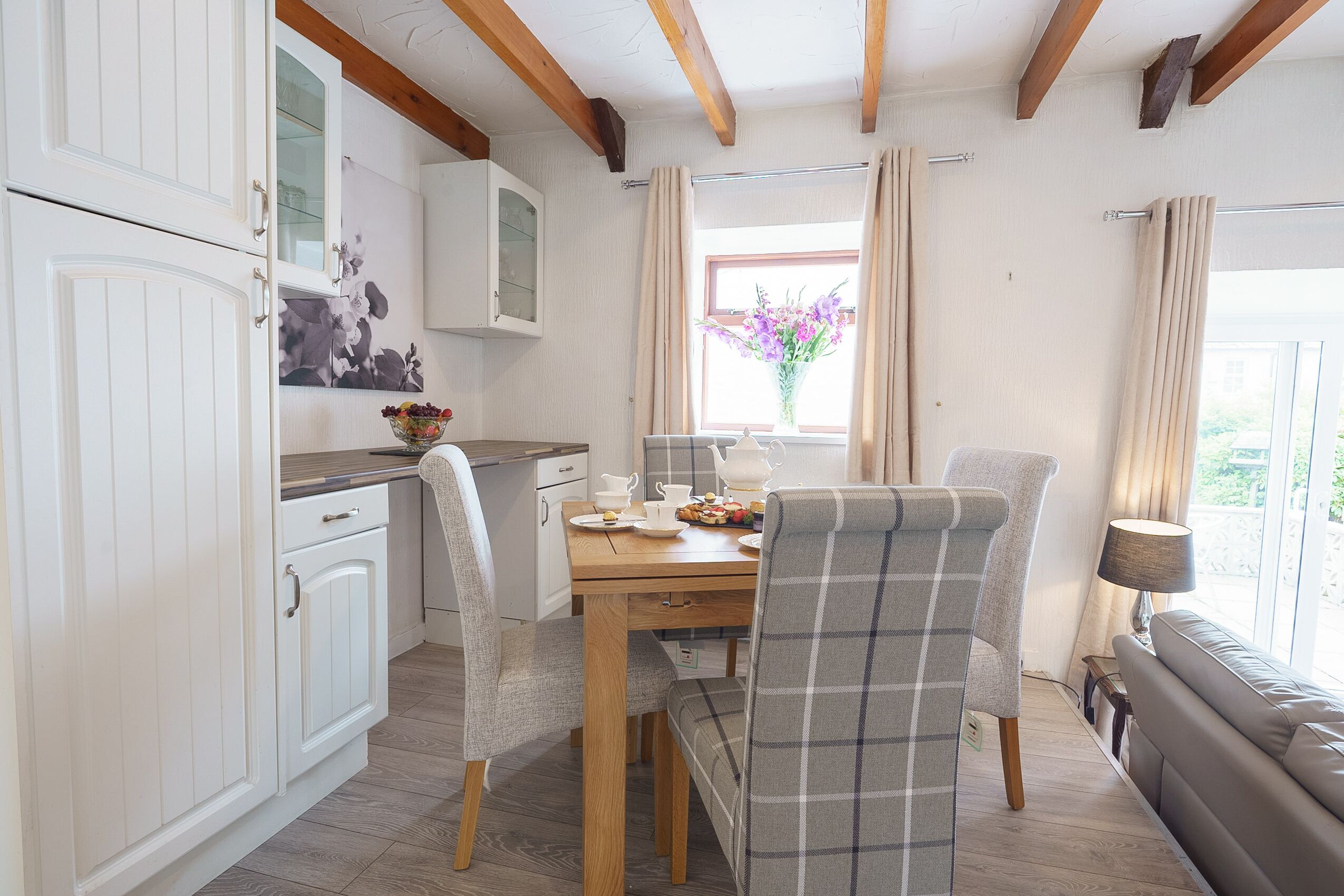  Drumlanrig Cottage - Sleeps 4 in 2 bedrooms with own hot tub