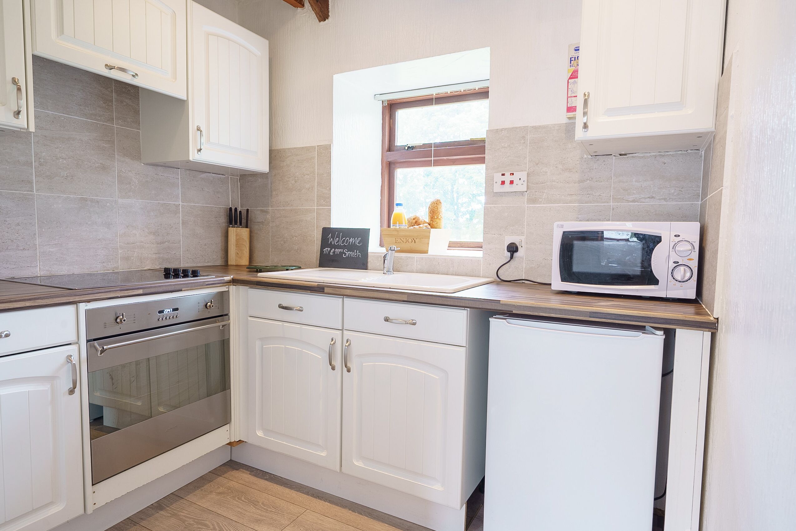  Drumlanrig Cottage - Sleeps 4 in 2 bedrooms with own hot tub