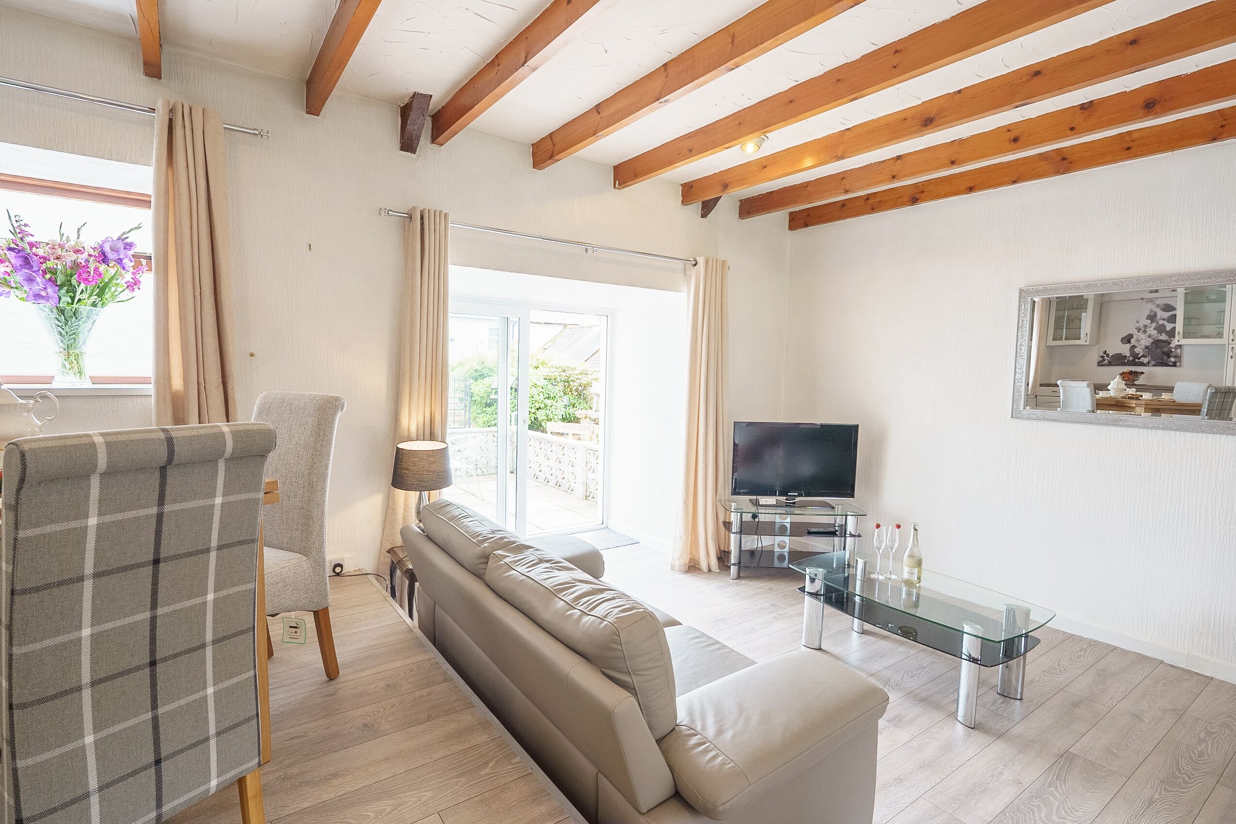  Drumlanrig Cottage - Sleeps 4 in 2 bedrooms with own hot tub