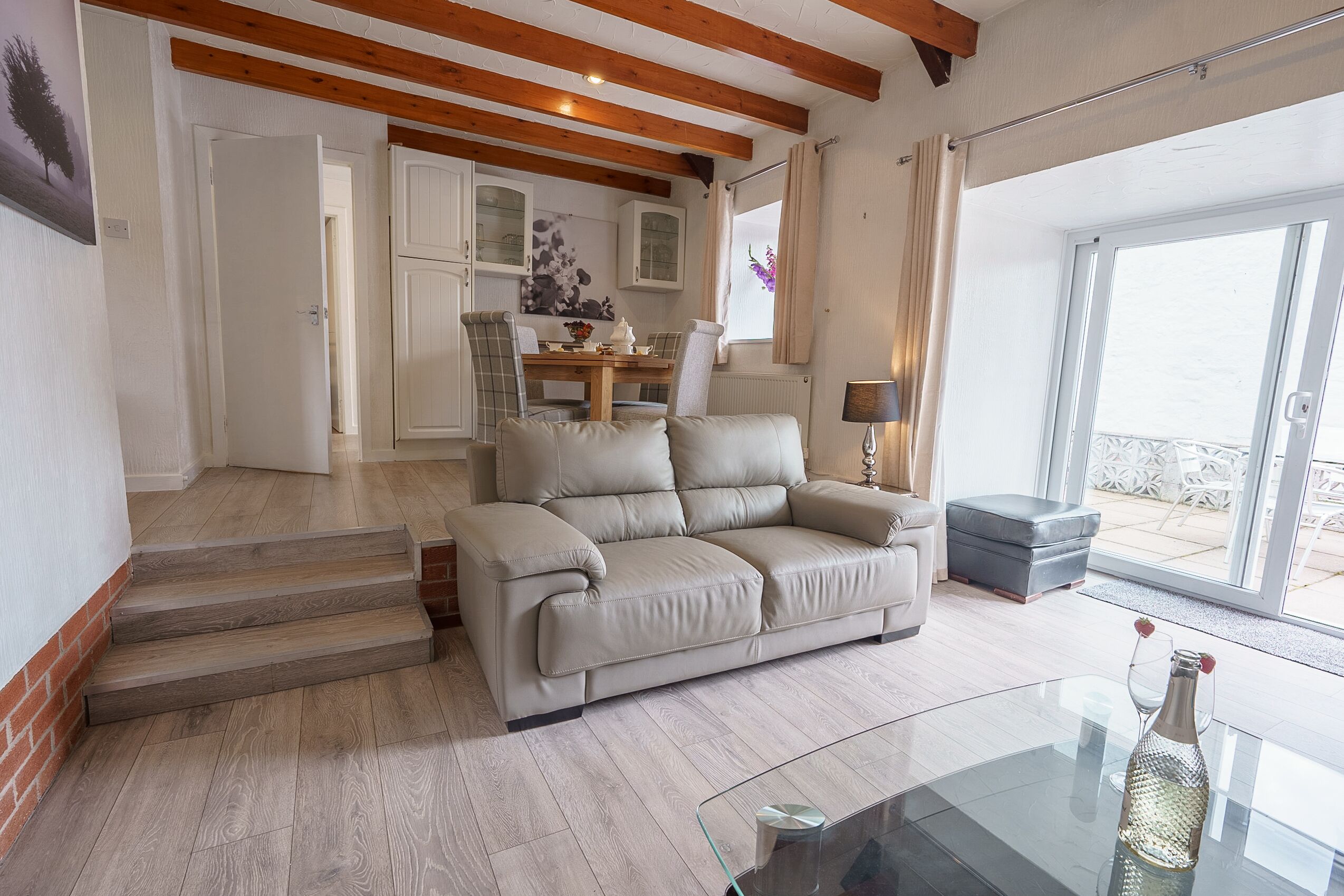  Drumlanrig Cottage - Sleeps 4 in 2 bedrooms with own hot tub