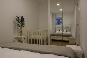 2 chambres, coffres-forts dans les chambres, fer et planche à repasser