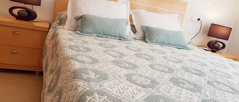 3 chambres, fer et planche à repasser, lit parapluie, Wi-Fi gratuit