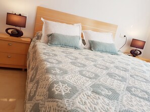 3 slaapkamers, een strijkplank/strijkijzer, reisbedje, gratis wifi