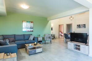 TV - Villa Iokasti, sea view with heated pool, 5 min walking from Atsipopoulo center (Rethymno)