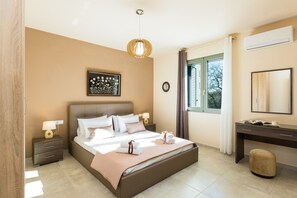 3 bedrooms, iron/ironing board, travel cot, free WiFi - Villa Iokasti, sea view with heated pool, 5 min walking from Atsipopoulo center (Rethymno)