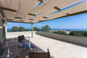 Terrace/patio - Villa Iokasti, sea view with heated pool, 5 min walking from Atsipopoulo center (Rethymno)