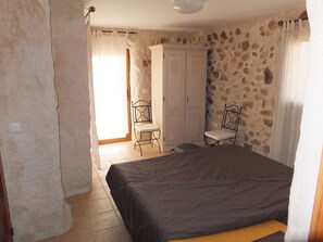 3 bedrooms, in-room safe, iron/ironing board, WiFi