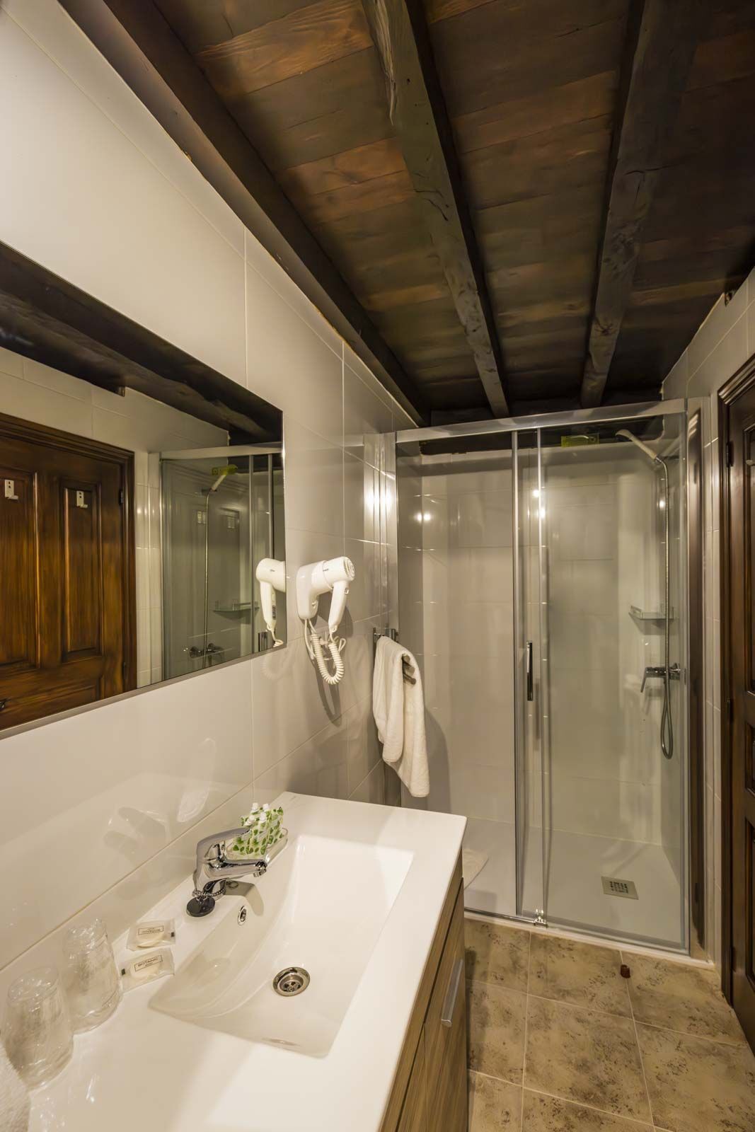 Towels, shampoo, toilet paper