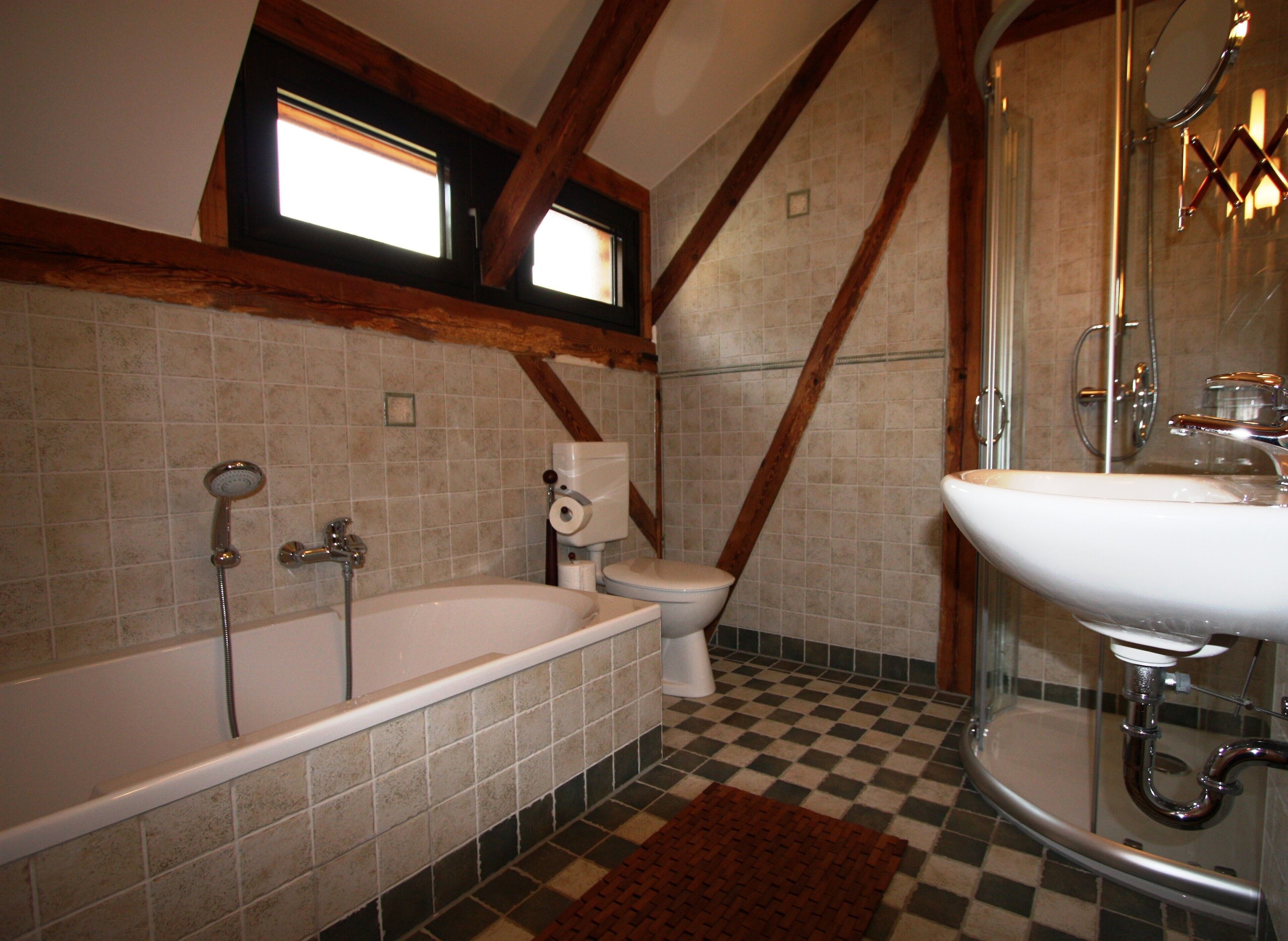 Badewanne, Haartrockner, Handtücher, Seife