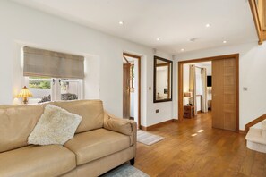 TV, fireplace, books, stereo - Coedrath Cottage - Beautiful Cottage, Near Beach (Saundersfoot)