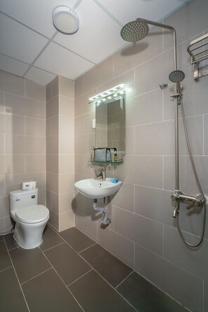 Douche, serviettes fournies, savon, shampoing