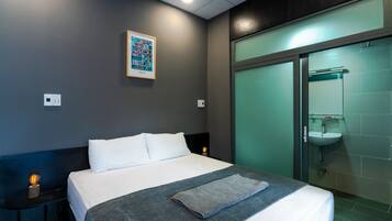 1 bedroom, desk, WiFi, bed sheets