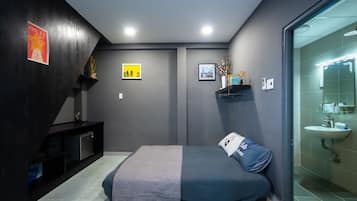 1 bedroom, desk, WiFi, bed sheets