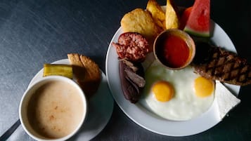 Sarapan penuh setiap hari (USD 6 seorang)